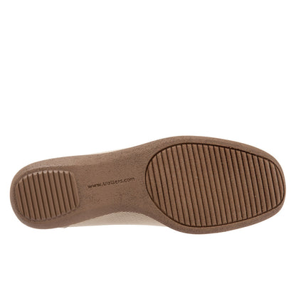 Trotters Jake T1464-143 Womens Beige Wide Leather Slip On Loafer Flats Shoes